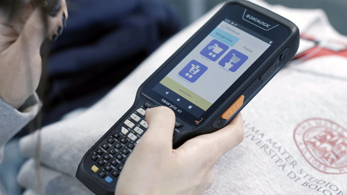 Read effortlessly in any lighting condition